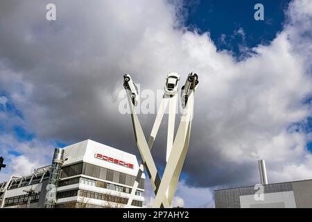 Porscheplatz mit Hauptsitz Porsche, Kunstwerk Inspiration 911 von Gerry Judah mit Porsche 911 Fahrzeugen, Zuffenhausen, Stuttgart Stockfoto