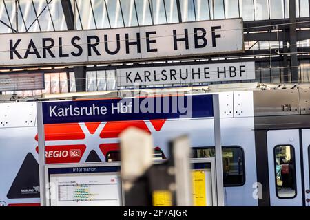 Hauptbahnhof mit Bahnhofsschild, Karlsruhe, Baden-Württemberg, Deutschland Stockfoto