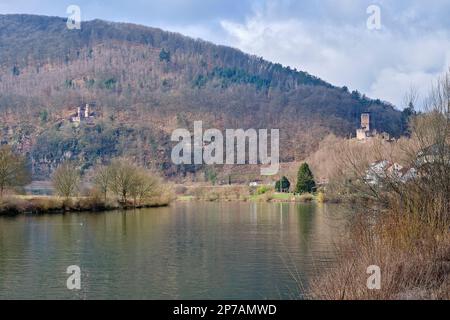 Blick von der Neckar-Promenade Neckarlauer über den Neckar, Neckarsteinach, die Stadt der vier Schlösser, Hessen, Deutschland, Europa. Stockfoto