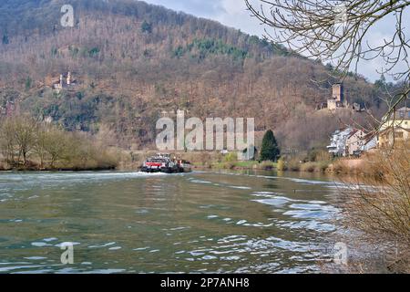 Blick von der Neckar-Promenade Neckarlauer über den Neckar, Neckarsteinach, die Stadt der vier Schlösser, Hessen, Deutschland, Europa. Stockfoto