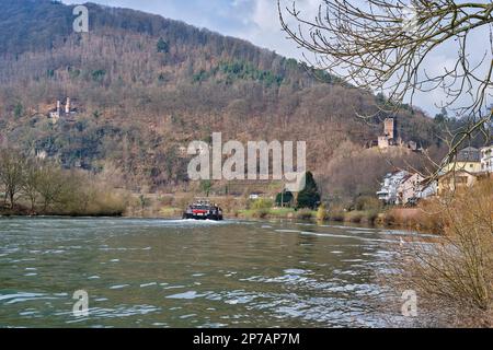 Blick von der Neckar-Promenade Neckarlauer über den Neckar, Neckarsteinach, die Stadt der vier Schlösser, Hessen, Deutschland, Europa. Stockfoto