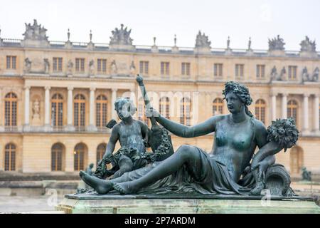 Gartenfassade des Corps de Logis, Bronzestatue La Marne, Parterre dEau, Chateau de Versailles, Departement Yvelines, Region Ile-de-France, Frankreich Stockfoto