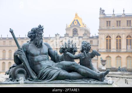 Gartenfassade des Corps de Logis und der Chateau-Kapelle, Bronzestatue La seine, Parterre dEau, Chateau de Versailles, Yvelines-Departement Stockfoto