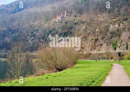 Die Neckar-Promenade Neckarlauer mit Blick auf einen Teil des Schlosspanoramas der Stadt der vier Schlösser Neckarsteinach, Hessen, Deutschland. Stockfoto