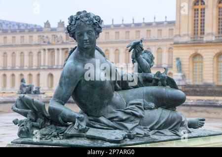 Bronzestatue Nymphe, Parterre dEau, Gartenfassade Corps de Logis, Chateau de Versailles, Departement Yvelines, Region Ile-de-France, Frankreich Stockfoto