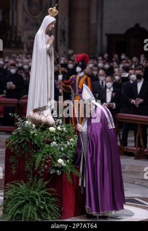 Vatikanstadt, Vatikan 25. März 2022. Papst Franziskus leitet die Feier der Buße, in der er mit der Weihe fortfahren wird Stockfoto