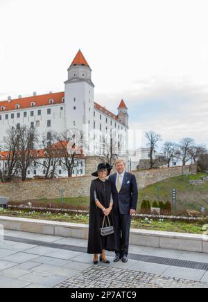 König Willem-Alexander und Königin Maxima der Niederlande im Schloss Bratislava, am 08. März 2023, posierte für die Presse, anlässlich des 2. Eines 3-tägigen Staatsbesuchs in der Slowakei Foto: Albert Nieboer/Niederlande OUT/Point de Vue OUT Stockfoto