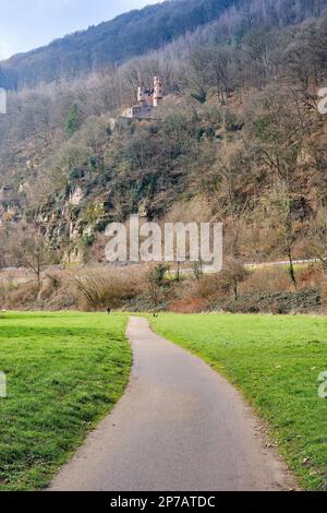 Die Neckar-Promenade Neckarlauer mit Blick auf einen Teil des Schlosspanoramas der Stadt der vier Schlösser Neckarsteinach, Hessen, Deutschland. Stockfoto