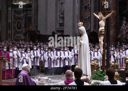 Vatikanstadt, Vatikan 25. März 2022. Papst Franziskus leitet die Feier der Buße, in der er mit der Weihe fortfahren wird Stockfoto