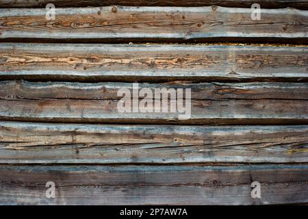 Alte, rustikale, alte Scheunenwand aus Holz. Vertikale Planken, Nahaufnahme, Vorderansicht, Detailaufnahme. Stockfoto