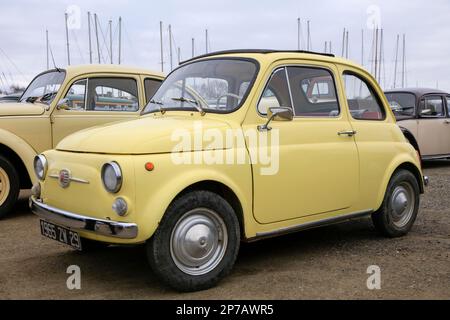 Fiat Nuova 500 Small Car, Oldtimer Meeting, Plougastel-Daoulas, Finistere, Bretagne, Frankreich Stockfoto