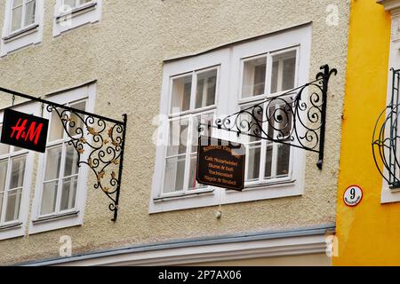 Das alte Gebäude in der Nähe von Mozarts Geburtsort war der Geburtsort des Komponisten Wolfgang Amadeus Mozart, Getreidegasse Lane, Salzburg, Österreich, Europa Stockfoto