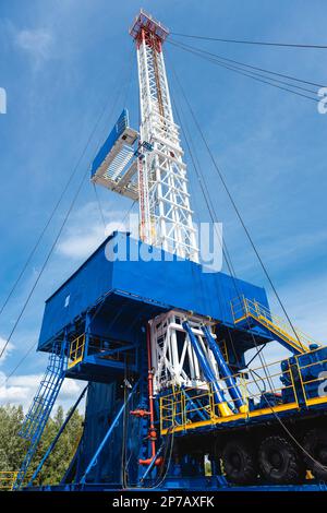 Mobiles Bohrgerät aus nächster Nähe. Bohren und Service von Öl- und Gasbrunnen Stockfoto