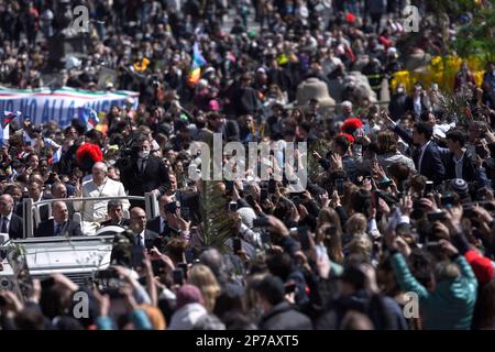 Vatikanstadt, Vatikan, 10. April 2022. Papst Franziskus begrüßt die Gläubigen am Ende der Palmensonntagsmesse auf dem Petersplatz Stockfoto