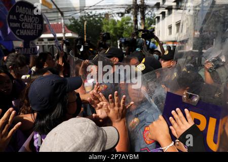 Manila, Philippinen. 8. März 2023. Demonstranten streiten sich mit Polizisten während einer Kundgebung anlässlich des Internationalen Frauentags in Manila, Philippinen. 8. März 2023. Verschiedene Frauenrechtsgruppen protestierten gegen Ungleichheit am Arbeitsplatz, Missbrauch, Belästigung und Gewalt gegen Frauen. (Kreditbild: © Basilio Sepe/ZUMA Press Wire) NUR REDAKTIONELLE VERWENDUNG! Nicht für den kommerziellen GEBRAUCH! Stockfoto