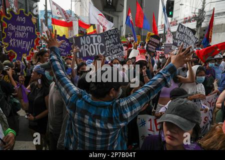 Manila, Philippinen. 8. März 2023. Demonstranten nehmen an einer Kundgebung zum Internationalen Frauentag in Manila, Philippinen, Teil. 8. März 2023. Verschiedene Frauenrechtsgruppen protestierten gegen Ungleichheit am Arbeitsplatz, Missbrauch, Belästigung und Gewalt gegen Frauen. (Kreditbild: © Basilio Sepe/ZUMA Press Wire) NUR REDAKTIONELLE VERWENDUNG! Nicht für den kommerziellen GEBRAUCH! Stockfoto