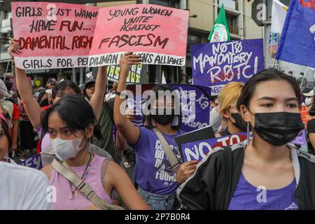 Manila, Philippinen. 8. März 2023. Demonstranten halten während einer Kundgebung anlässlich des Internationalen Frauentags in Manila, Philippinen, Schilder. 8. März 2023. Verschiedene Frauenrechtsgruppen protestierten gegen Ungleichheit am Arbeitsplatz, Missbrauch, Belästigung und Gewalt gegen Frauen. (Kreditbild: © Basilio Sepe/ZUMA Press Wire) NUR REDAKTIONELLE VERWENDUNG! Nicht für den kommerziellen GEBRAUCH! Stockfoto