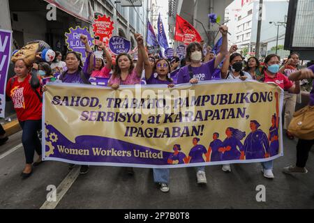 Manila, Philippinen. 8. März 2023. Demonstranten halten Schilder auf, während sie anlässlich einer Kundgebung zum Internationalen Frauentag in Manila, Philippinen, marschieren. 8. März 2023. Verschiedene Frauenrechtsgruppen protestierten gegen Ungleichheit am Arbeitsplatz, Missbrauch, Belästigung und Gewalt gegen Frauen. (Kreditbild: © Basilio Sepe/ZUMA Press Wire) NUR REDAKTIONELLE VERWENDUNG! Nicht für den kommerziellen GEBRAUCH! Stockfoto