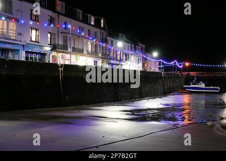 Der Hafen und die Häuser werden nachts von Straßenlaternen beleuchtet. Ich Bin Devon. England. UK Stockfoto