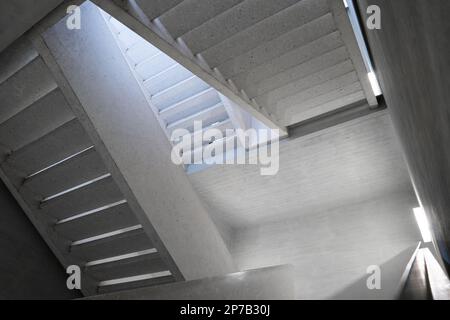 Modernes Gebäude, abstrakte Innentreppe, keine Leute. Stockfoto