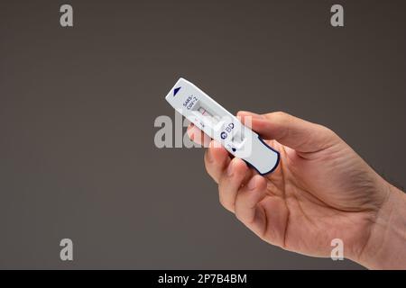 Antigen-Rapid-Corona-Virus Covid 19-Selbsttest-Kit. Negatives Ergebnis, das von einem weißen Mann in der Hand gehalten wird Stockfoto