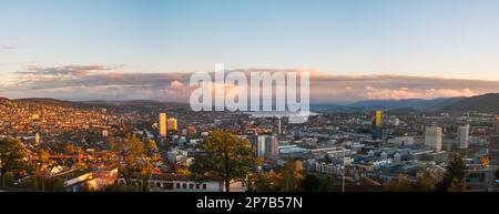 Panoramablick aus hohem Winkel auf die Zürichstadt Schweiz. Herbst, Spätabend, nach Sonnenuntergang, hohe Auflösung. Stockfoto