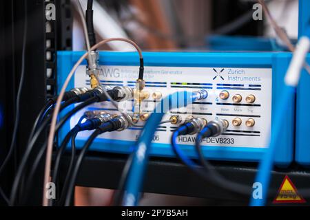 Signalmessgerät und Verarbeitungsgerät im Wissenschaftslabor. Viele verbundene Kabel, geringe Tiefenschärfe, keine Menschen. Stockfoto