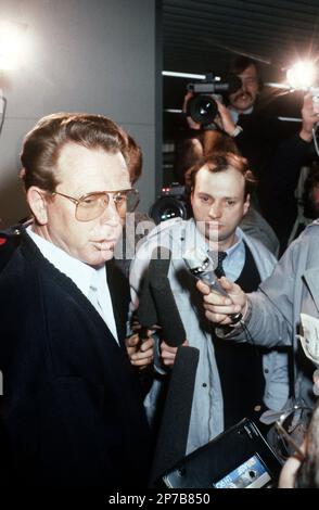 Bei seiner Ankunft auf dem Frankfurter Flughafen am 23.1.1987 wird Tennistrainer Günther Bosch von Journalisten umlagert. Der deutsche Tennisspieler B. Stockfoto