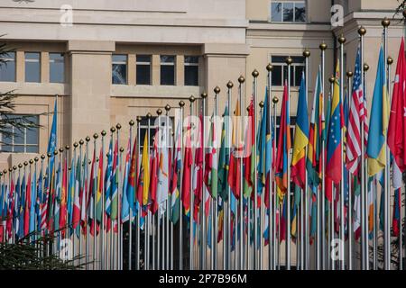 Eine Vielzahl von Fahnenmasten im Palast der Vereinten Nationen in Genf. Nahaufnahme, keine Leute. Stockfoto