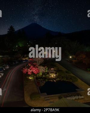 Vom Fuji View Hotel, Kawaguchiko, Japan, aus kann man den Fuji-Berg unter dem Sternenhimmel sehen Stockfoto