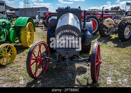 Fort Meade, Florida - 24. Februar 2022: Perspektivische Vorderansicht eines Kerosin-Traktors 1922 International Harvester 8-16 auf einer lokalen Traktormesse. Stockfoto