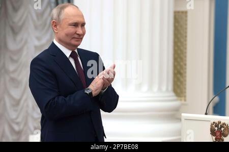 Moskau, Russland. 08. März 2023. Der russische Präsident Wladimir Putin applaudiert bei der Verleihung der staatlichen Preise zum Internationalen Frauentag in der Katharinenhalle des Großen Kreml-Palastes am 8. März 2023 in Moskau, Russland. Kredit: Mikhail Metzel/Kreml Pool/Alamy Live News Stockfoto