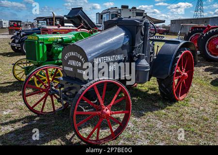 Fort Meade, Florida - 24. Februar 2022: Aus der Perspektive: Vorderansicht eines Kerosin-Traktors 1922 International Harvester 8-16 auf einer lokalen Traktormesse Stockfoto