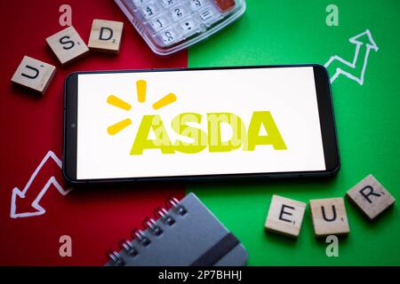 Nysa, Polen. 8. März 2023. In dieser Abbildung wird ein ASDA-Logo auf einem Smartphone angezeigt. (Kreditbild: © Mateusz Slodkowski/ZUMA Press Wire) NUR REDAKTIONELLE VERWENDUNG! Nicht für den kommerziellen GEBRAUCH! Stockfoto