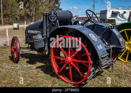 Fort Meade, Florida - 24. Februar 2022: Aus der Perspektive: Rückansicht eines Kerosin-Traktors 1922 International Harvester 8-16 auf einer lokalen Traktormesse. Stockfoto