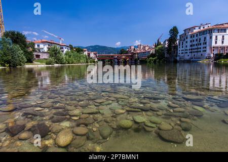 Alpini-Brücke und Brenta-Fluss in Bassano del Grappa Stockfoto