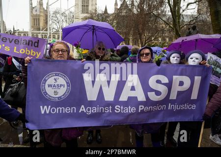 London, Großbritannien. 8. März 2023 Die Teilnehmer versammeln sich auf der Statue von Millicent Fawcett, dem britischen Suffragisten und Sozialaktivisten, während einer Kundgebung der Frauen gegen die Ungleichheit der staatlichen Pension (WASPI) und bei einem Protest auf dem Parlamentsplatz am Internationalen Frauentag. Die Gruppe setzt sich weiterhin für Frauen ein, die in den 1950er Jahren geboren wurden und sich in finanziellen Schwierigkeiten befinden, nachdem das staatliche Renteneintrittsalter der Frauen durch das Gesetz von 1995 von 60 auf 65 Jahre angehoben wurde. Kredit: Stephen Chung / Alamy Live News Stockfoto