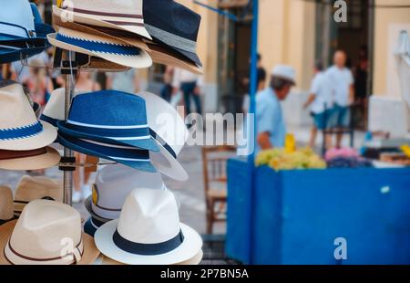 Einige Hüte sind an einem Sommertag auf der Straße in der Altstadt von Athen in Griechenland ausgestellt Stockfoto