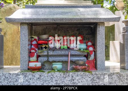 Steinstatuen von Ojizou san, Beschützer der Kinder und Beschützer der Reisenden, Japan. Stockfoto