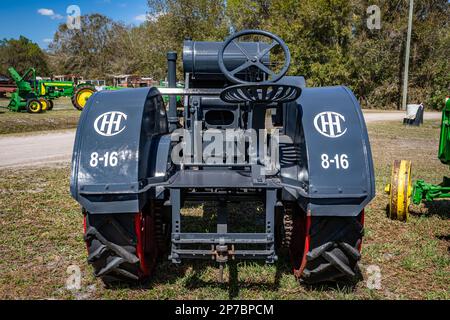 Fort Meade, Florida - 24. Februar 2022: Aus der Perspektive erfolgende Rückansicht eines Kerosin-Traktors 1922 International Harvester 8-16 auf einer lokalen Traktormesse. Stockfoto