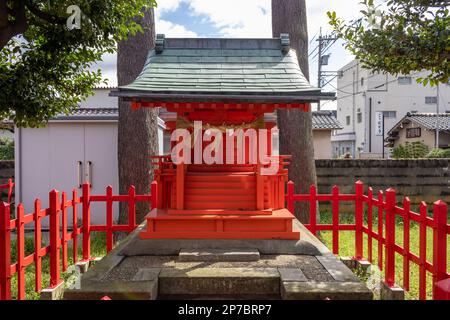 Nomachiinari shinto-Schrein in Kanazawa, Japan. Seine unverwechselbare rote Holzstruktur wird von zwei Statuen des Fuchsgottes Inari flankiert. Stockfoto