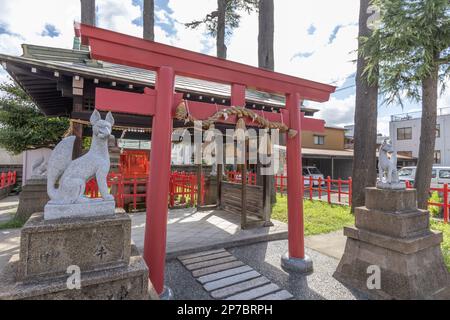 Nomachiinari shinto-Schrein in Kanazawa, Japan. Seine unverwechselbare rote Holzstruktur wird von zwei Statuen des Fuchsgottes Inari flankiert. Stockfoto