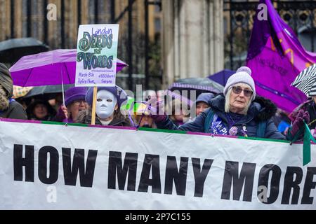 London, Großbritannien. 8. März 2023 Teilnehmer hinter einem Banner blockieren die Straße vor den Houses of Parliament während eines Protests der Frauen gegen die Ungleichheit der staatlichen Pension (WASPI) auf dem Parliament Square am Internationalen Frauentag. Die Gruppe setzt sich weiterhin für Frauen ein, die in den 1950er Jahren geboren wurden und sich in finanziellen Schwierigkeiten befinden, nachdem das staatliche Renteneintrittsalter der Frauen durch das Gesetz von 1995 von 60 auf 65 Jahre angehoben wurde. Kredit: Stephen Chung / Alamy Live News Stockfoto