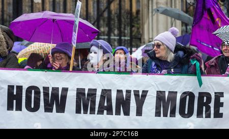 London, Großbritannien. 8. März 2023 Teilnehmer hinter einem Banner blockieren die Straße vor den Houses of Parliament während eines Protests der Frauen gegen die Ungleichheit der staatlichen Pension (WASPI) auf dem Parliament Square am Internationalen Frauentag. Die Gruppe setzt sich weiterhin für Frauen ein, die in den 1950er Jahren geboren wurden und sich in finanziellen Schwierigkeiten befinden, nachdem das staatliche Renteneintrittsalter der Frauen durch das Gesetz von 1995 von 60 auf 65 Jahre angehoben wurde. Kredit: Stephen Chung / Alamy Live News Stockfoto