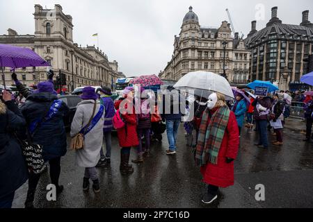 London, Großbritannien. 8. März 2023 Während einer Kundgebung der Frauen gegen die Ungleichheit der staatlichen Rente (WASPI) und des Protests am Parlamentsplatz am Internationalen Frauentag. Die Gruppe setzt sich weiterhin für Frauen ein, die in den 1950er Jahren geboren wurden und sich in finanziellen Schwierigkeiten befinden, nachdem das staatliche Renteneintrittsalter der Frauen durch das Gesetz von 1995 von 60 auf 65 Jahre angehoben wurde. Kredit: Stephen Chung / Alamy Live News Stockfoto