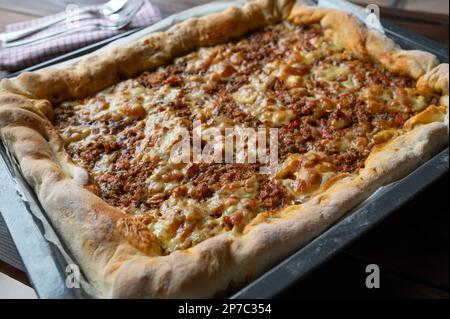 Pizza mit Hackfleisch und Rinderhack, Gemüse und Käse Stockfoto