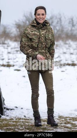 Die Prinzessin von Wales, Oberst der irischen Garde, während ihres ersten Besuchs beim 1. Bataillon der irischen Garde, seit sie Oberst wurde, in der Salisbury Plain Trainingszone in Wiltshire. Bilddatum: Mittwoch, 8. März 2023. Stockfoto