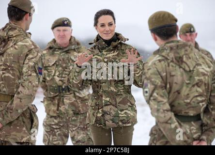 Die Prinzessin von Wales, Oberst der irischen Garde, während ihres ersten Besuchs beim 1. Bataillon der irischen Garde, seit sie Oberst wurde, in der Salisbury Plain Trainingszone in Wiltshire. Bilddatum: Mittwoch, 8. März 2023. Stockfoto