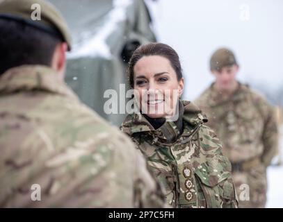 Die Prinzessin von Wales, Oberst der irischen Garde, während ihres ersten Besuchs beim 1. Bataillon der irischen Garde, seit sie Oberst wurde, in der Salisbury Plain Trainingszone in Wiltshire. Bilddatum: Mittwoch, 8. März 2023. Stockfoto