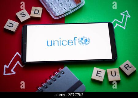 Nysa, Polen. 8. März 2023. In dieser Abbildung ist ein UNICEF-Logo auf einem Smartphone zu sehen. (Kreditbild: © Mateusz Slodkowski/ZUMA Press Wire) NUR REDAKTIONELLE VERWENDUNG! Nicht für den kommerziellen GEBRAUCH! Stockfoto